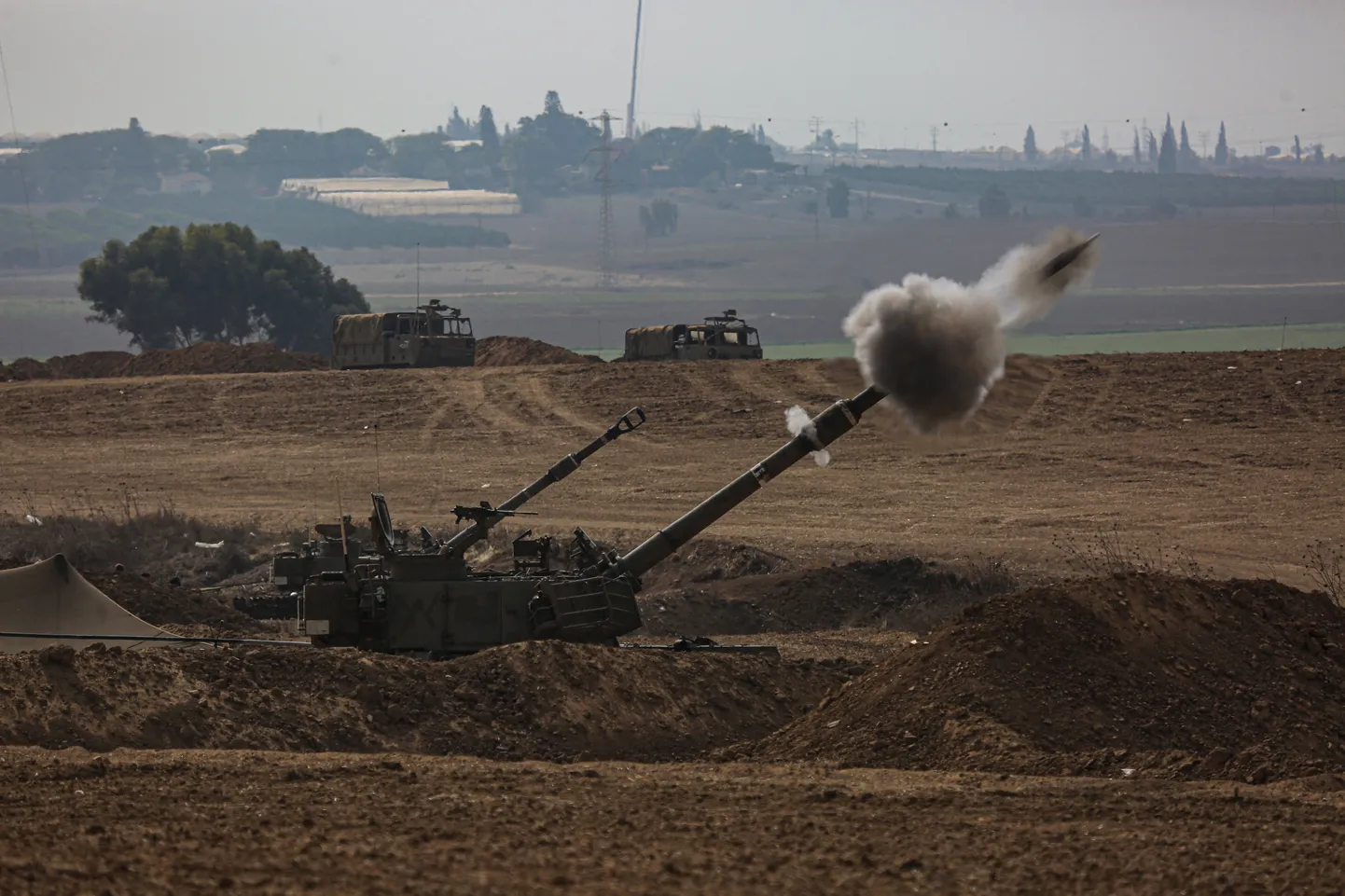 Iisraeli suurtükid tulistamas Gaza suunas.