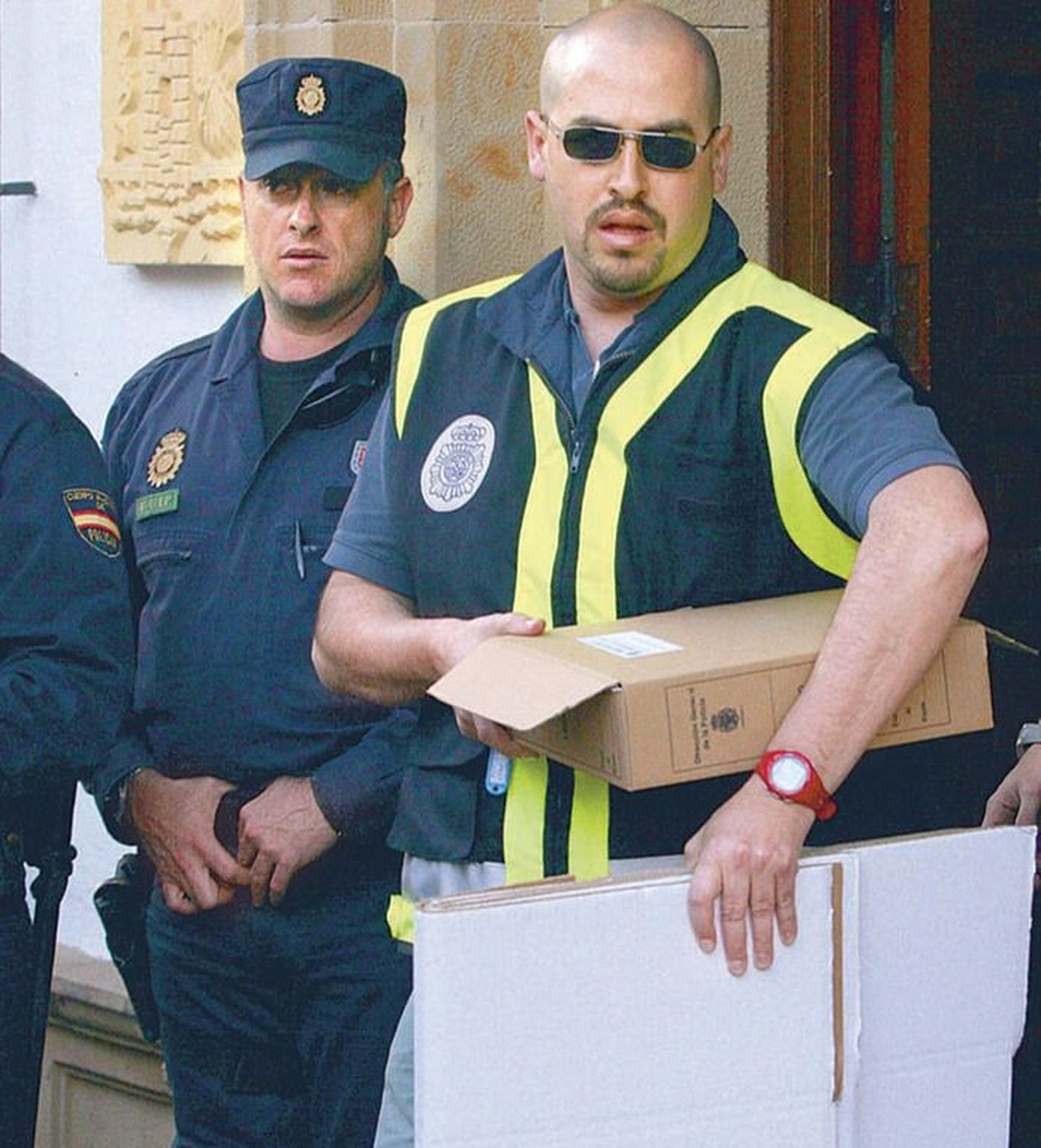 Politseinikud kannavad Hispaania väikelinna Marbella raekojast välja kastide kaupa tõendusmaterjali kõrgete linnaametnike pistisevõtu kohtusaaga tarvis.