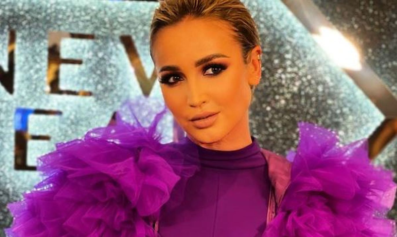 ВИДЕО Машет с галерки и кусает локти Бузова публично