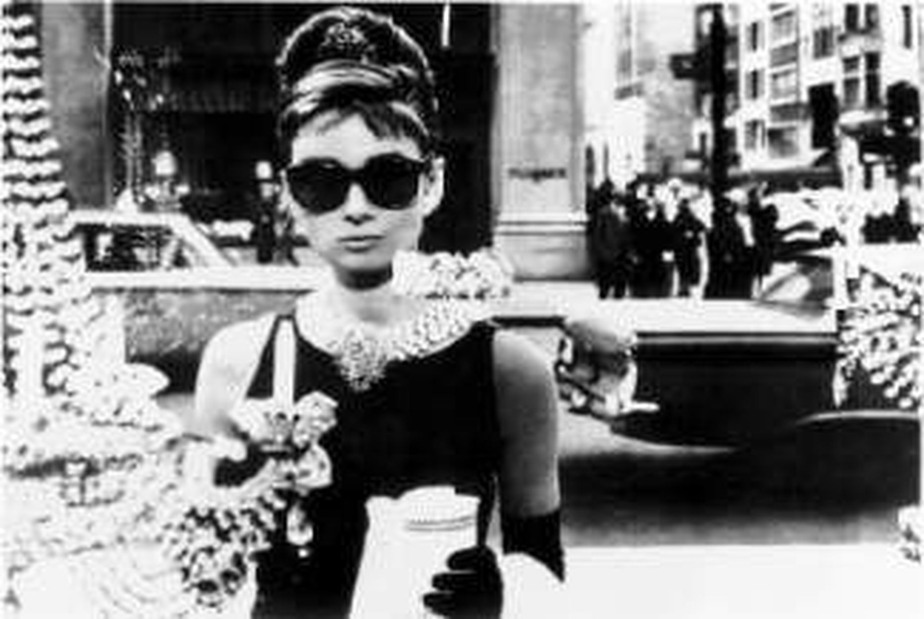 Audrey Hepburn  alias Holly Golightly oma kuulsas mustas kleidis filmi «Hommikusöök Tiffany juures» avastseenis