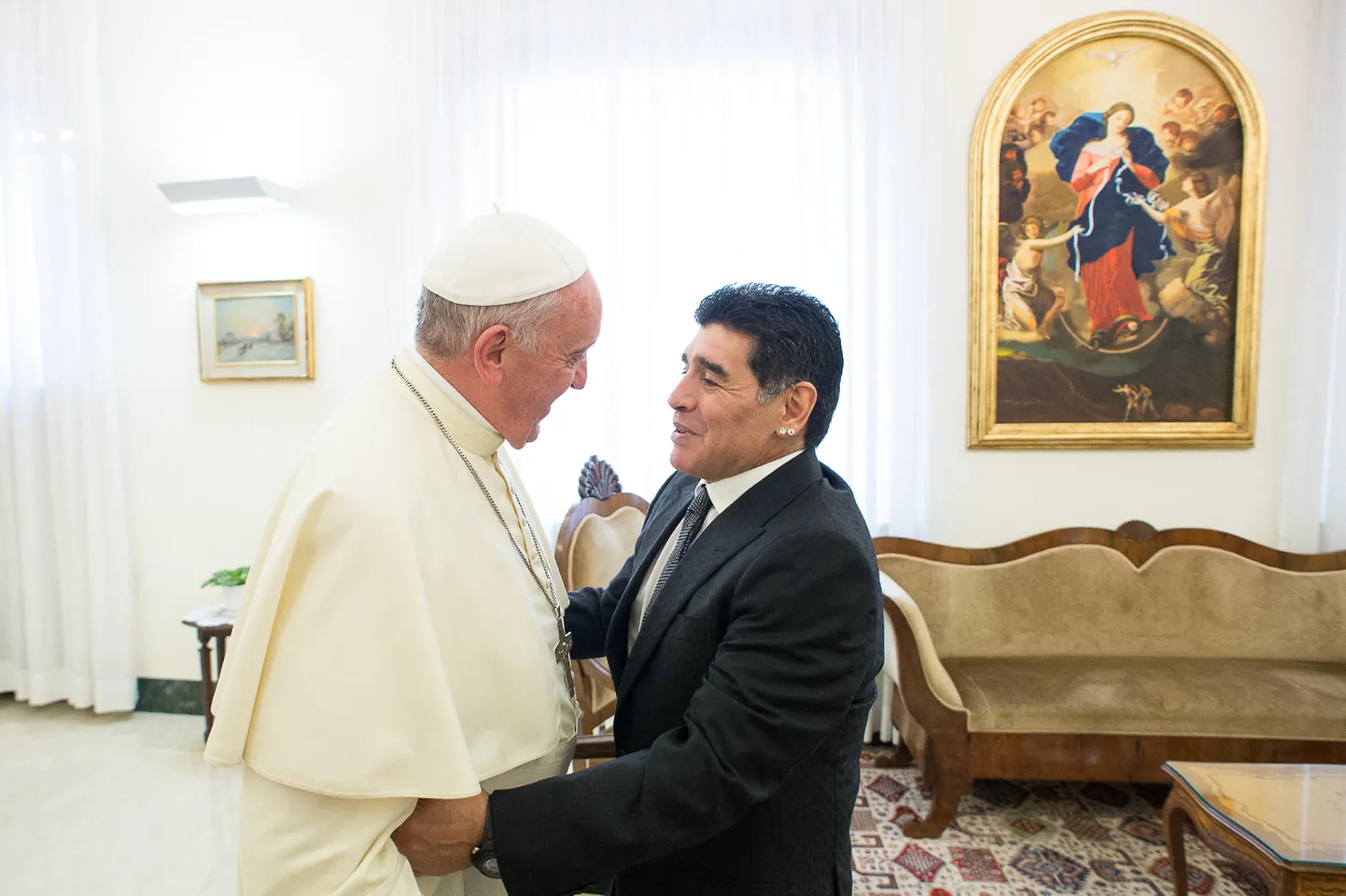 Paavst Franciscus (vasakul) ja Diego Maradona 2014. aastal Vatikanis.
