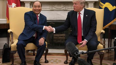 Курьез: Трамп так вцепился в руку вьетнамского премьера, что оставил след (видео)