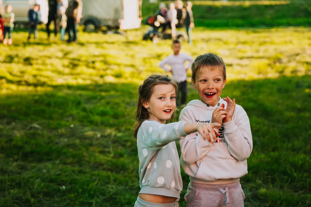Дети на площадке на Эспланаде в Даугавпилсе, откуда взлетали воздушные шары. Праздник города, 4 июня 2022 года