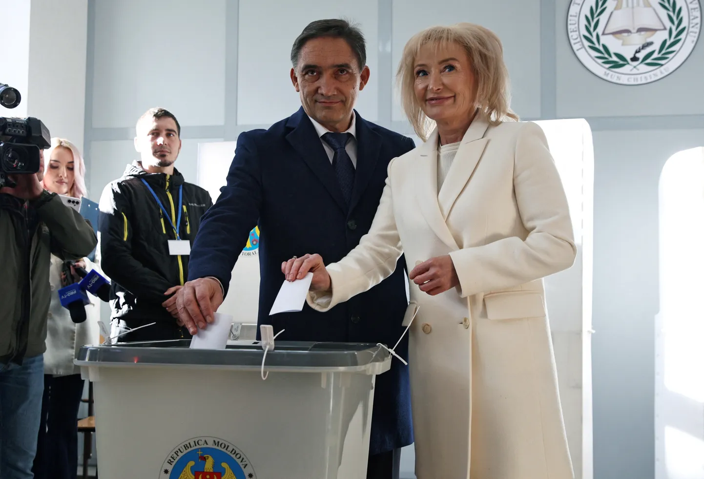 Opozīcijas Sociālistu partijas kandidāts Aleksandrs Stojanoglo ar savu sievu vēlēšanu dienā.