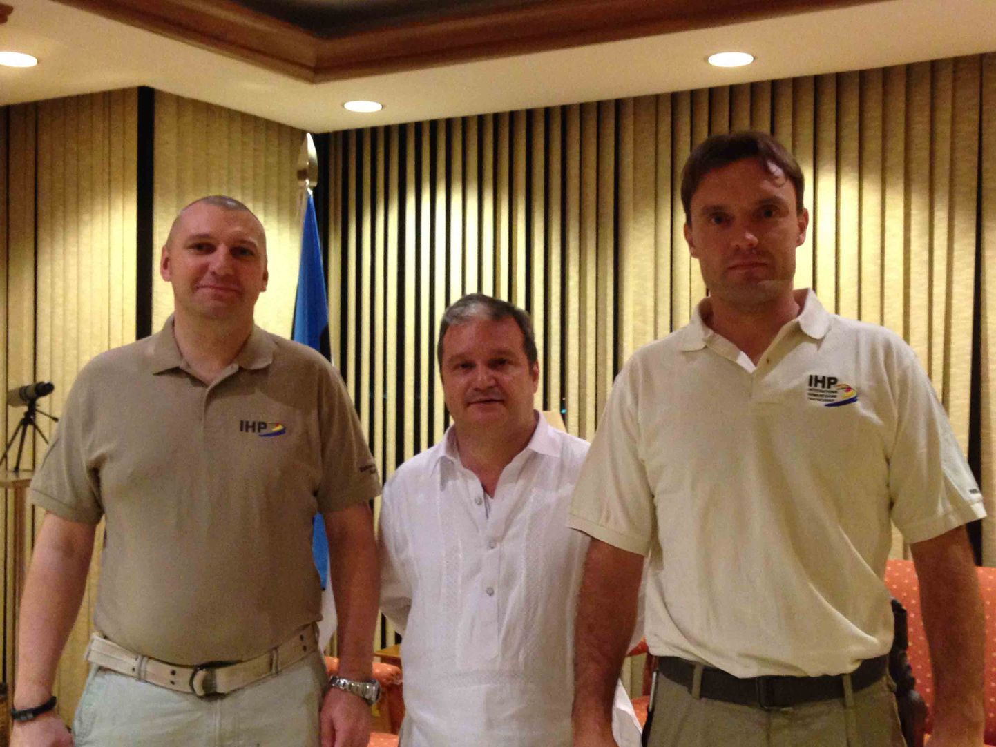 Eesti päästeeksperdid Enn Eberg ja Mart Käit Filipiinidel Manilas koos sealse Eesti aukonsuli Fernando Martin O. Peñaga.