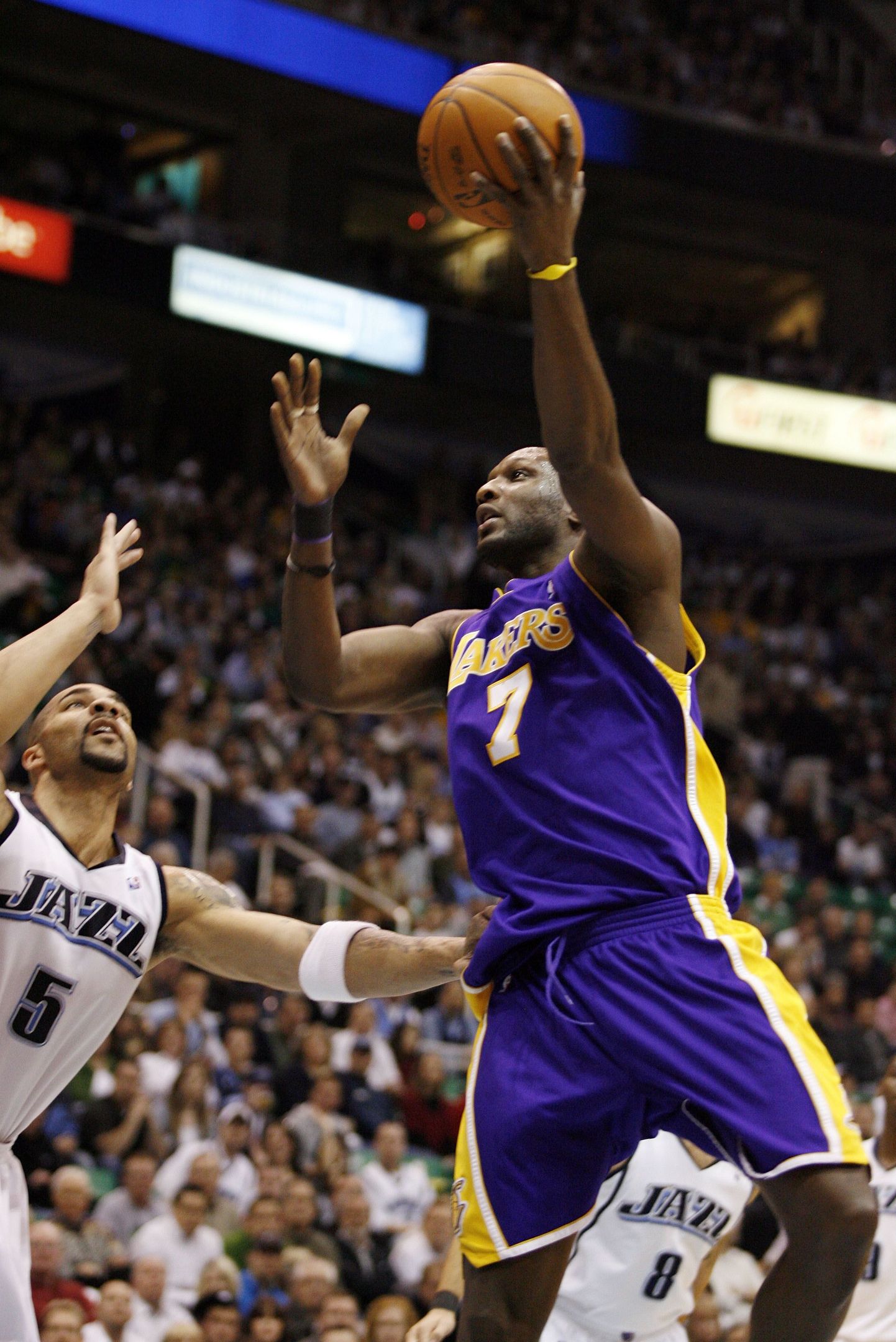 Los Angeles Lakersi mängija Lamar Odom ründamas Utah' Jazzi palluri Carlos Boozeri vastu.