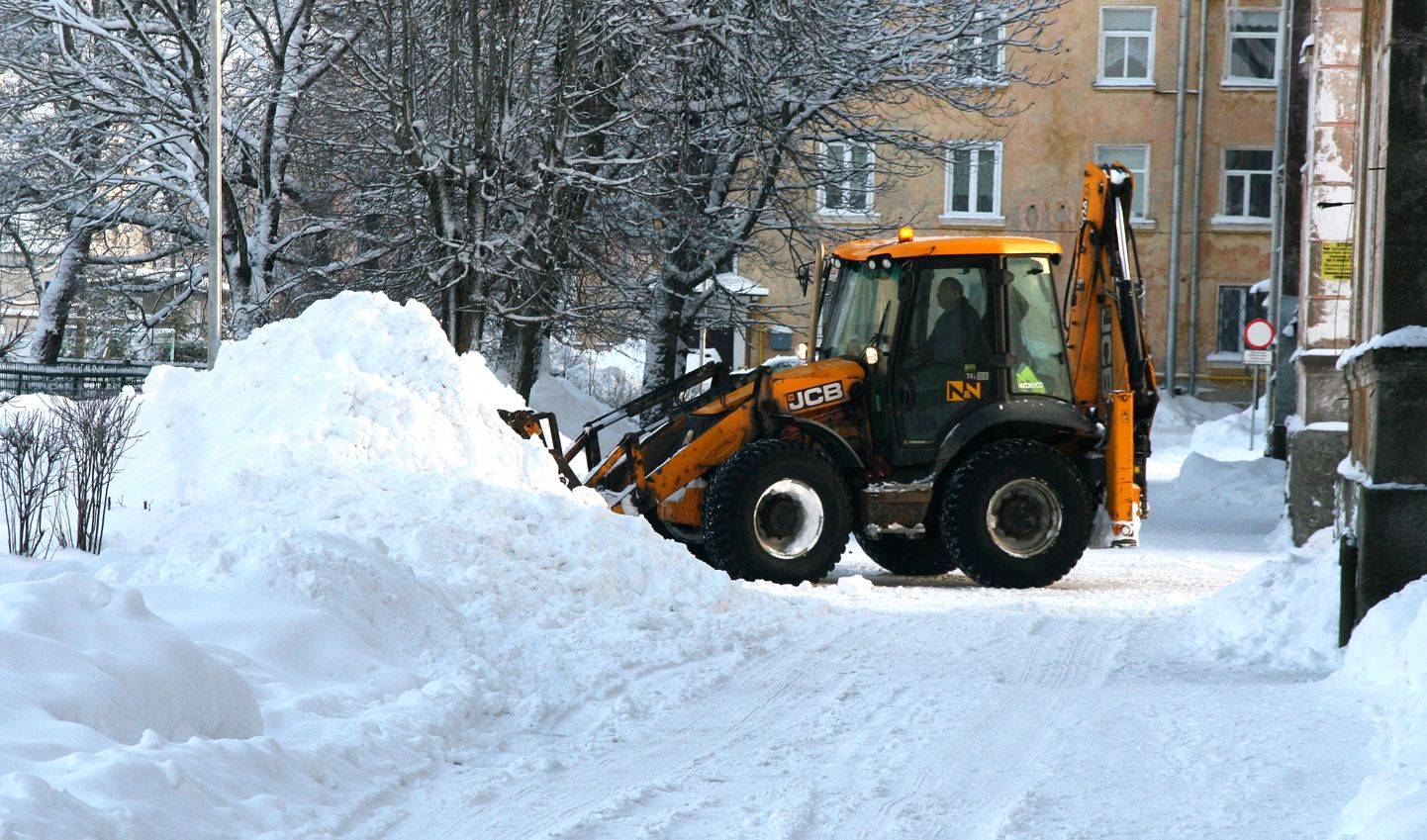 Linna on kerkinud suured lumevallid, kuid ära veetakse need vaid sealt, kus need liiklejaid ohustavad.