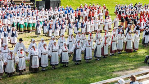 FOTOD JA VIDEO ⟩ Lõuna-Eesti memmed-taadid kogunesid laulma ja tantsu lööma