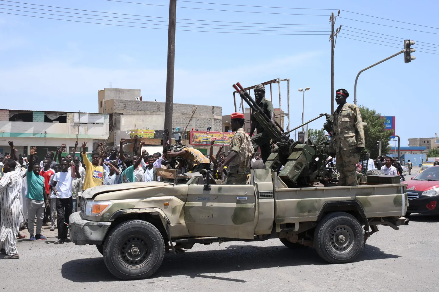 Sudaanlased tervitamas sõdureid.
