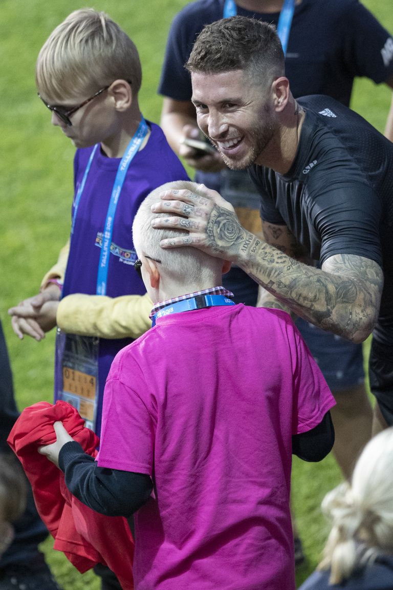 Madridi Reali kapten Sergio Ramos kinkis oma punase treeningsärgi ühele lapsele.