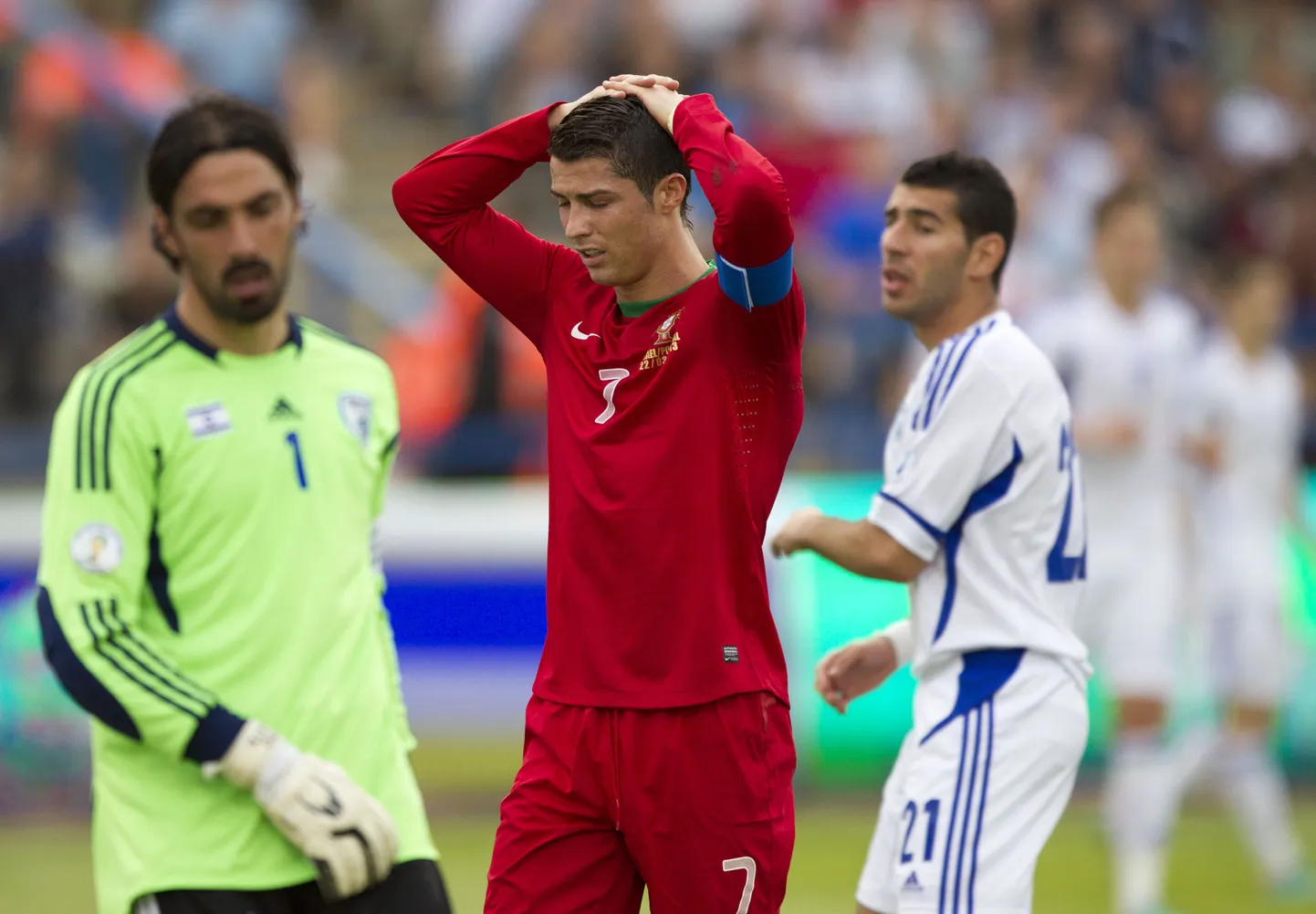 Cristiano Ronaldo (keskel) kohtumises Iisraeli vastu