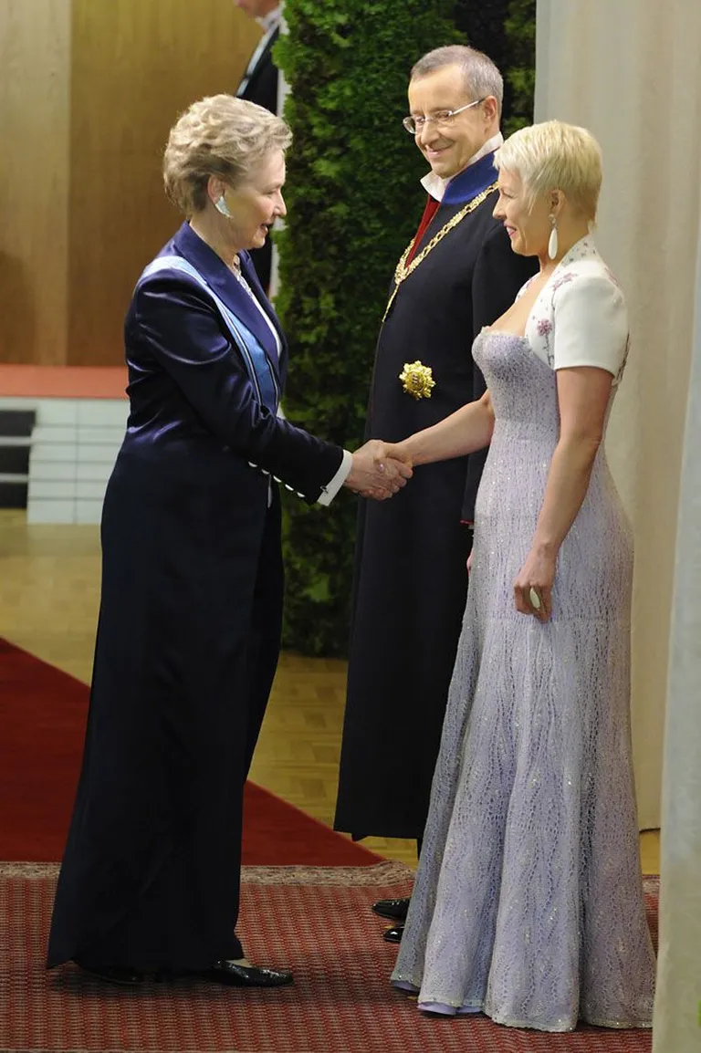 President Lennart Meri lesk Helle Meri õnnitles president Toomas Hendrik Ilvest ja Evelin Ilvest.
