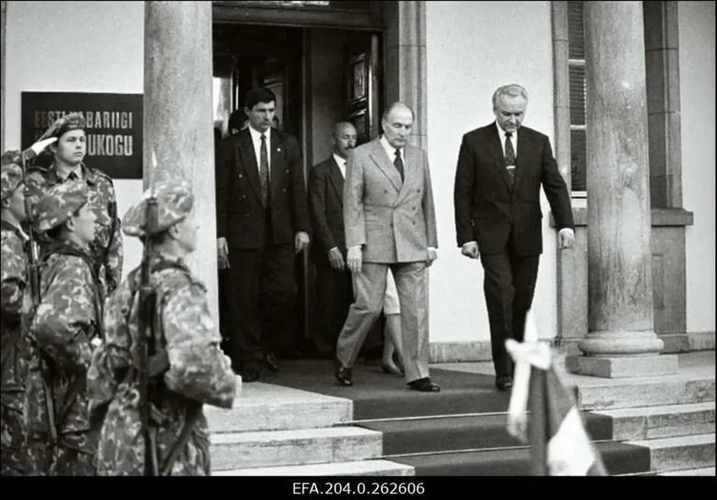 Arnold Rüütel ja François Mitterrand Kadrioru lossist väljumas. Poliitikutest vasakul, käsi kõrva juures, seisab Aigar Põder.
