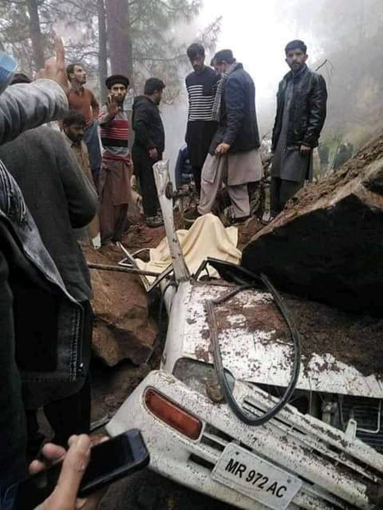 Pakistanlasel Rashid Iqbalil oli õnne, et autole peale veerenud rahnud teda ei tapnud.