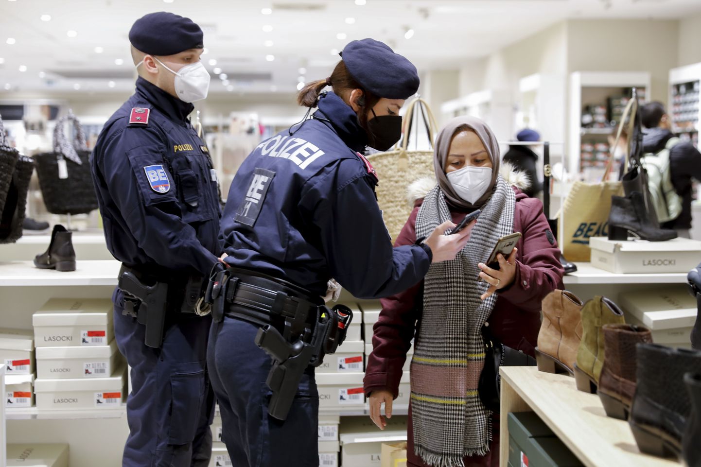 Politseinikud kontrollimas eelmisel nädalal Viinis kaubanduskeskuses ostlejate vaktsineerimistõendeid.