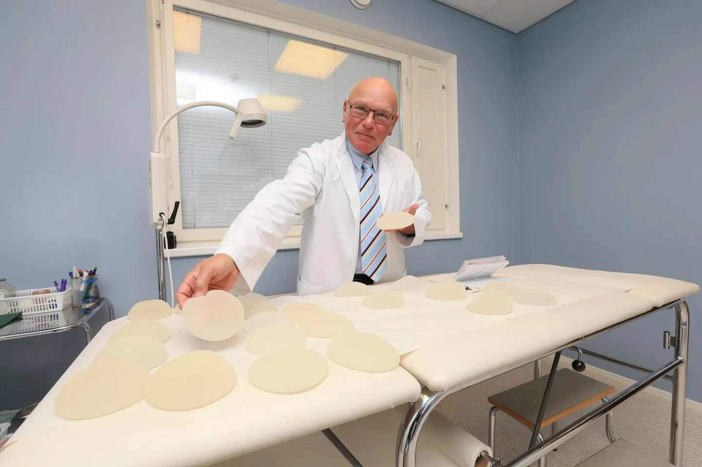 Clinica kliiniku juhi Peep Pree hinnangul ei ole rinnaimplantaatidega naistel tarvis suures vähihirmus elada.