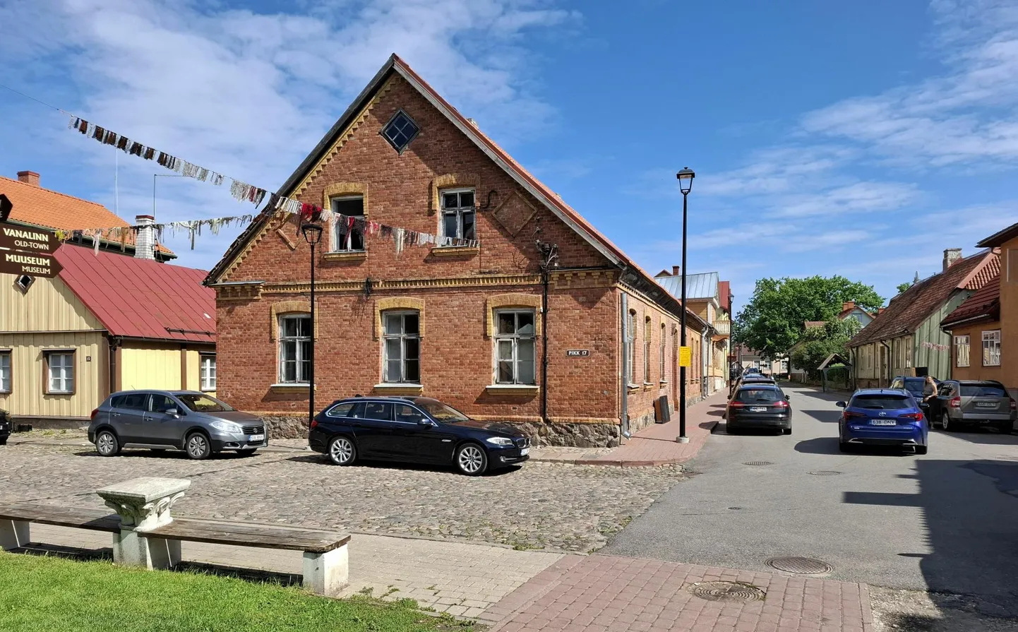 Viljandi linnavalitsus on otsinud punasest tellisest hoonele Pika ja Lossi tänava nurgal ostjat kahel oksjonil, kuid mõlemad on nurjunud. Nüüd püütakse odavama hinnaga ostjat leida.