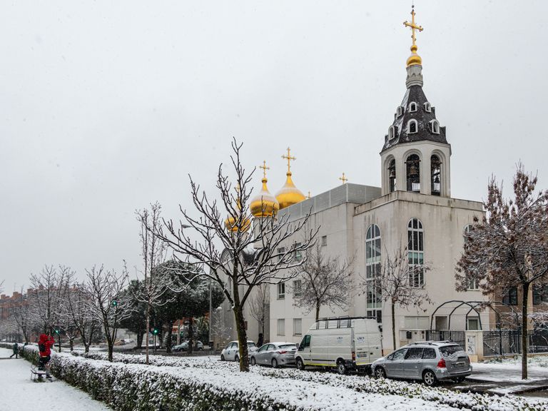 Церковь Марии Магдалины в Мадриде под январским снегом.
