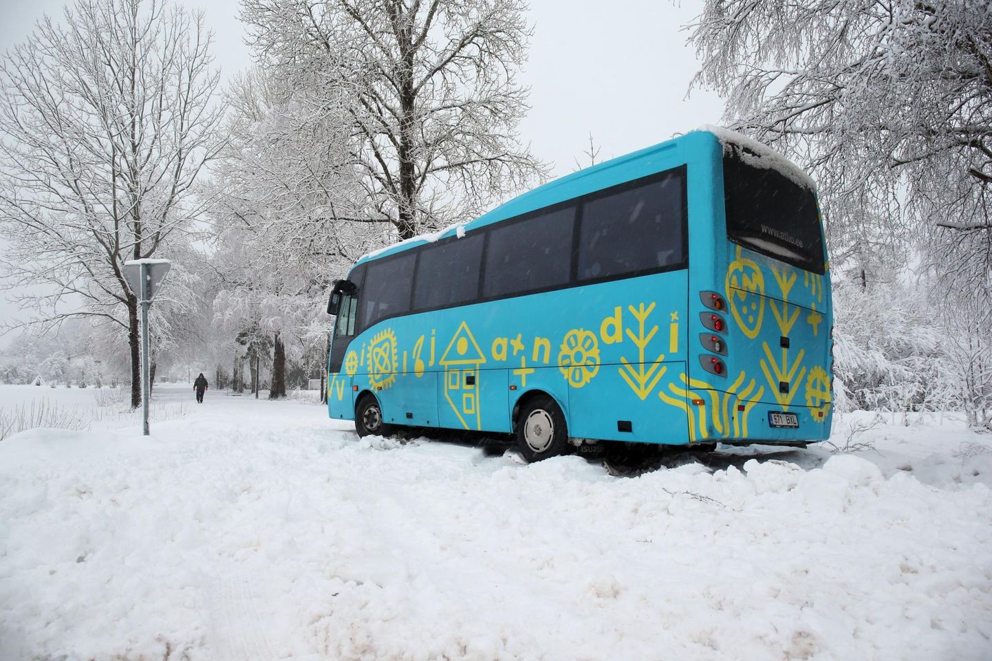 Pildil pole küll Väike-Maarja koolibuss, kuid seegi sõiduriist jäi hiljuti lumevangi.