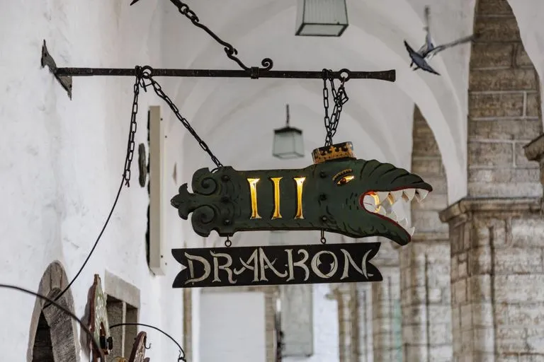 Сейчас в комнатах караульных расположена средневековая таверна «Третий дракон».