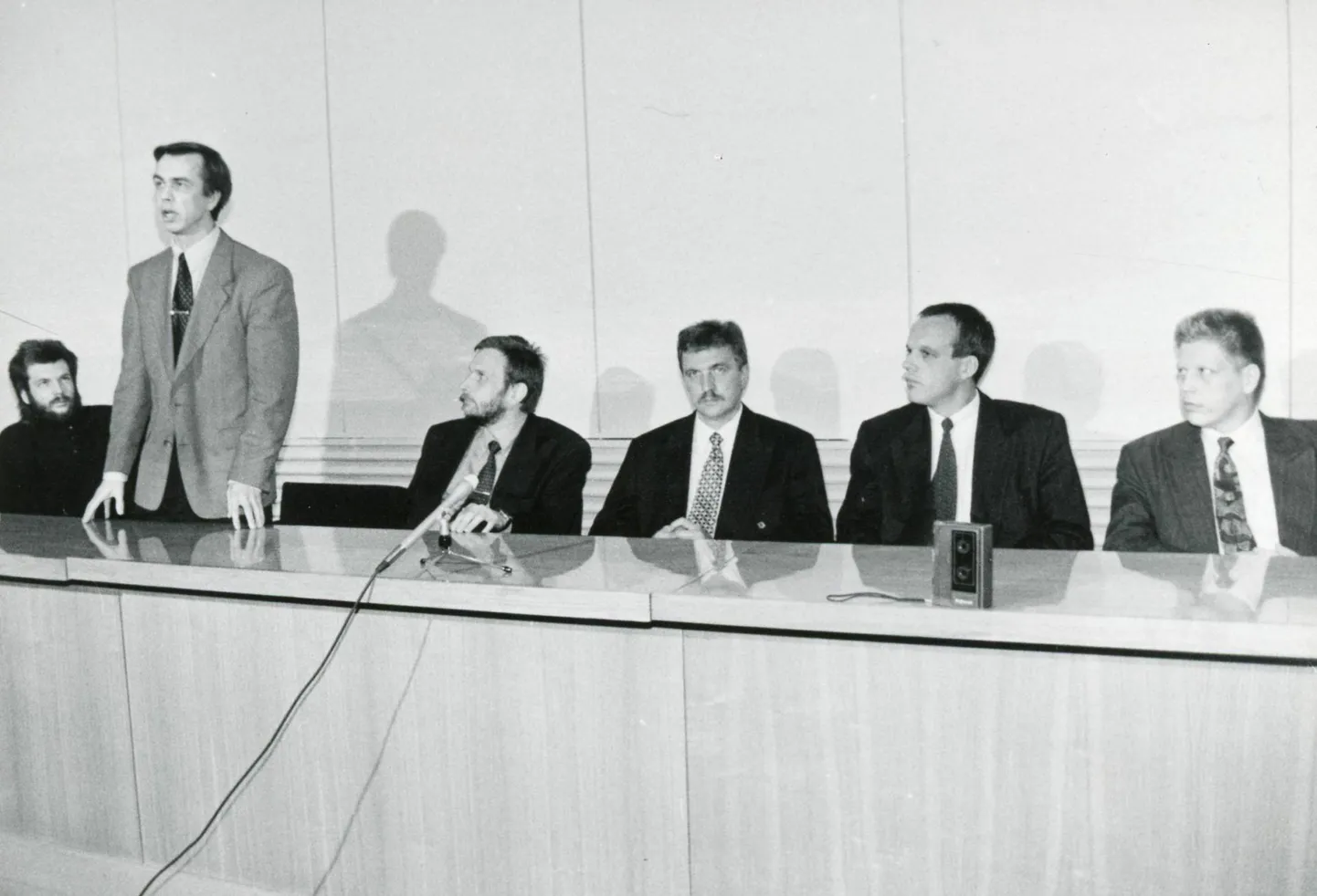 Vasakult: Agu Kivimägi, Eesti Päevalehe peatoimetaja Kalle Muuli, Marek Strandberg, Margus Mets (Päevalehe väljaandja), Andres Bergman (Hommikulehe omanik). Peeter Tali (Eesti Päevalehe peatoimetaja asetäitja).