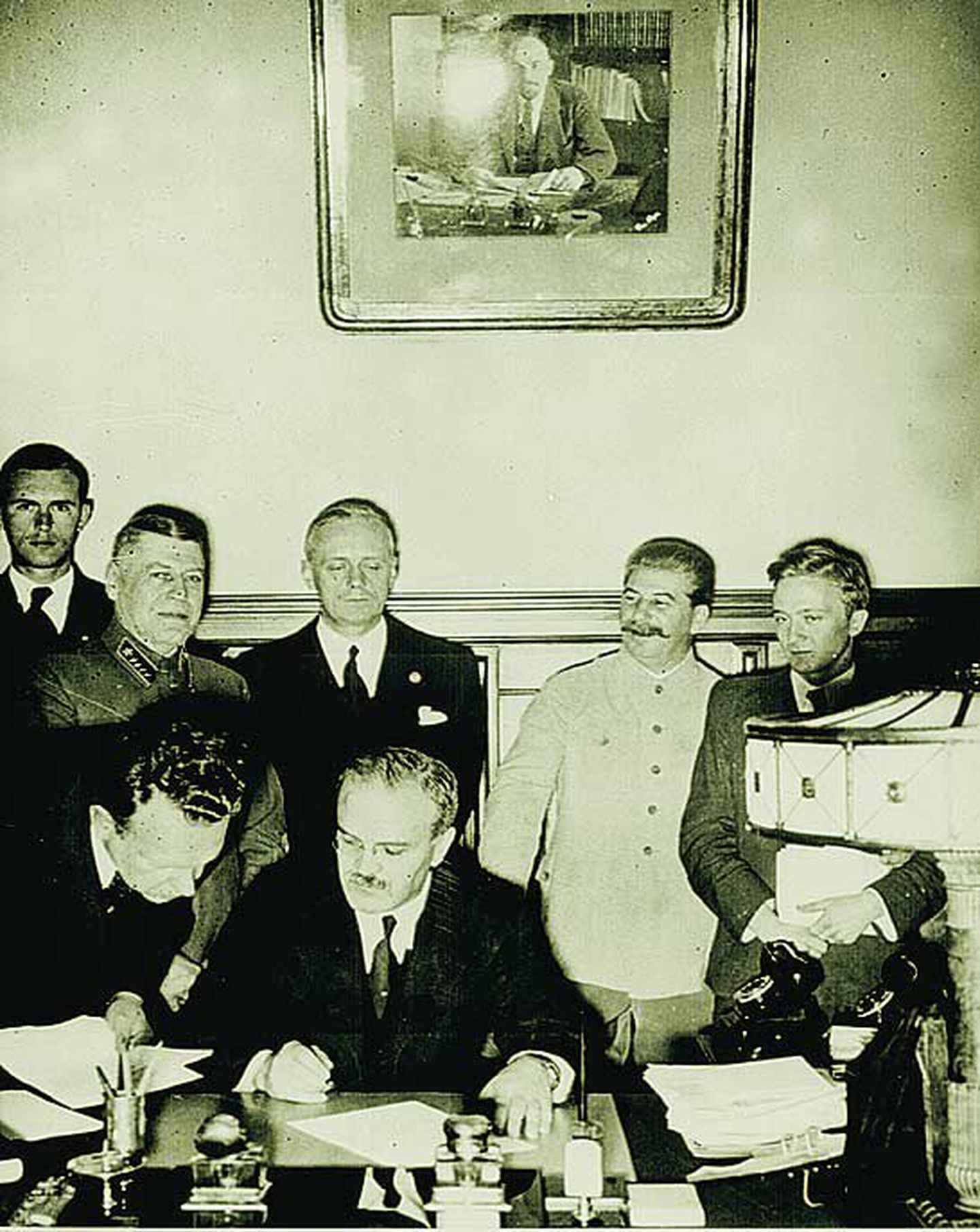 23. august 1939 – pakt saab allkirjad. Molotov istub ees keskel, Ribbentrop seisab tema selja taga..