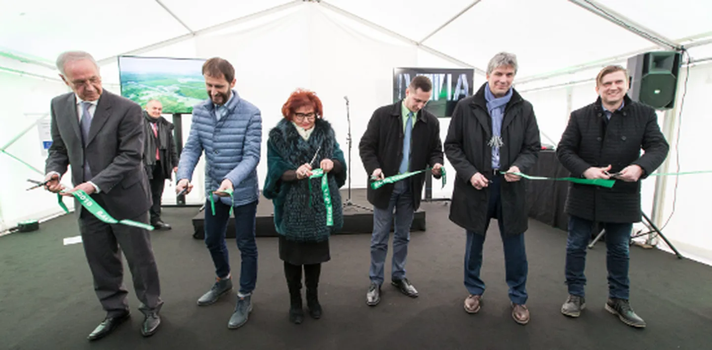 Et tööstuspargis pole veel ühtegi hoonet, lõigati sümboolne lint läbi tühermaale pandud telgis.