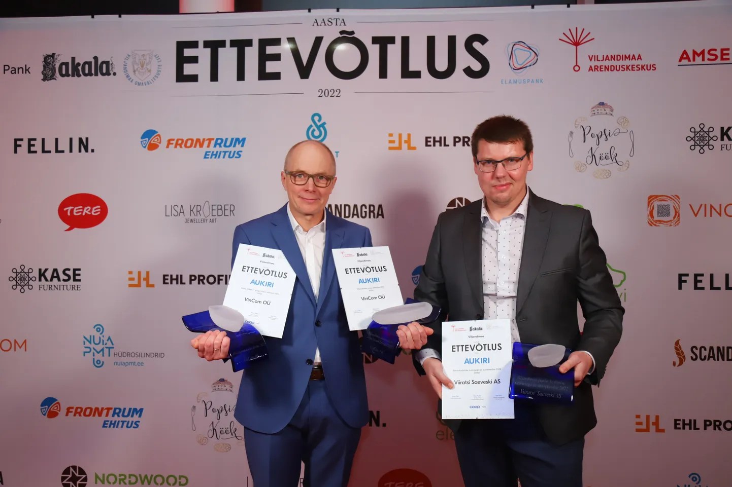 Reede õhtul tunnustati Amservi esinduses Viljandimaa parimaid ettevõtteid: "Viljandimaa 2022 aasta ettevõte" ja "Aasta rakett / kõige kiirem kasvaja" võitis Vincom OÜ. Fotol on vasakul osaühingu Vincom juht Jaanus Heile ja paremal "Parim keskmise suurusega ja suurettevõte" võitja Viiratsi Saeveski AS tehasejuht Alari Leevit.