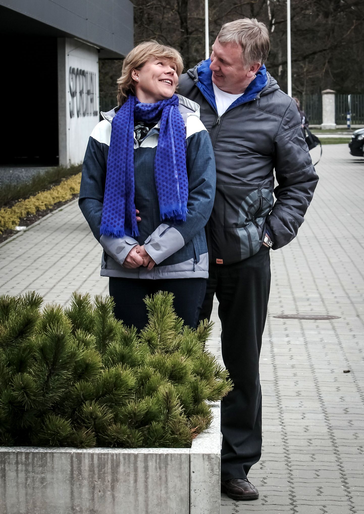 Kai Keel koos Avo Keelega Pärnu spordihalli ees.