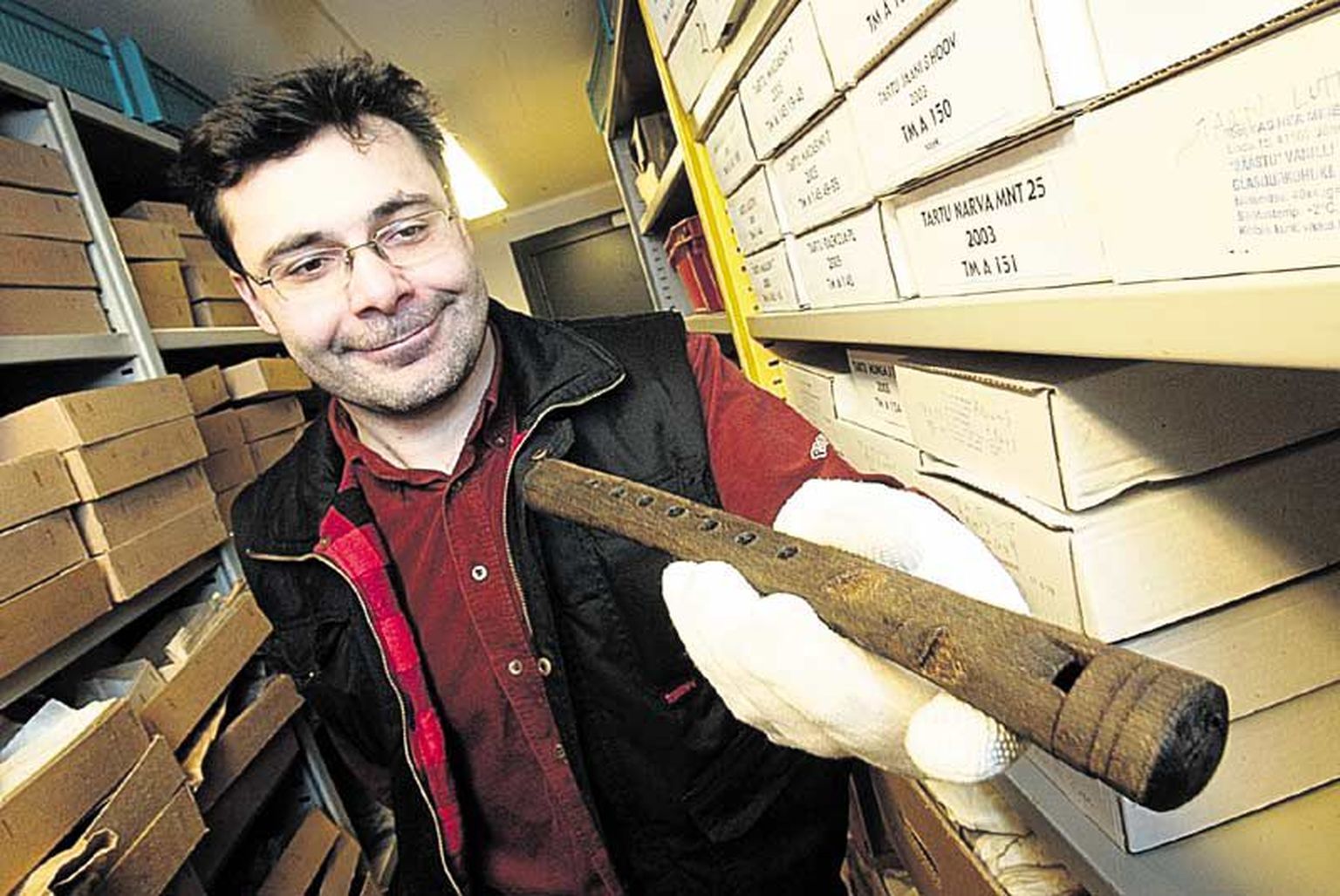 Arheoloog Andres Tvauri näitab Ülikooli 15 hoovist leitud flööti, mis vaatamata 600 aastat maapõues lebamisele on täiesti mängukõlblik. See teeb leiu erakordseks kogu Euroopas  midagi sellist pole teistel vastu panna.