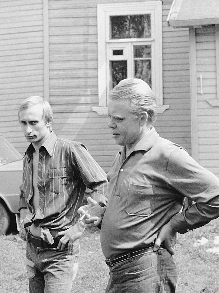 Vladimir Putin (vasakul) 1980. aastatel lõpul koos sõbraga