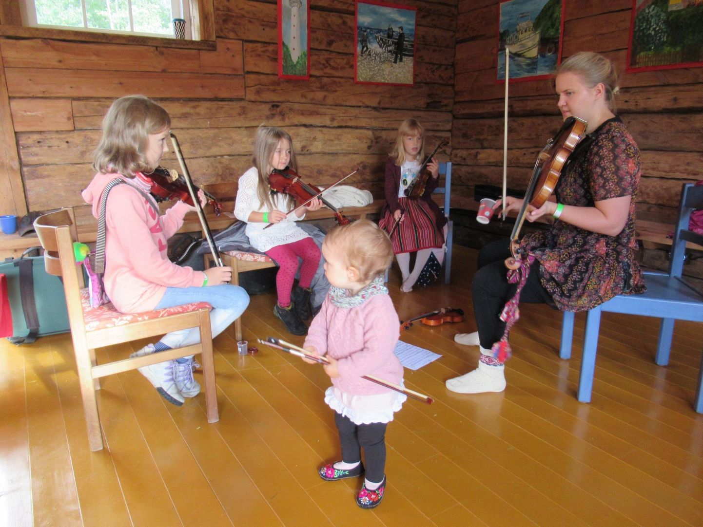 Virumaalt pärit Pauliine Sild alustas laupäeva hommikul Metsamaa pärimus­talus viiulitundi pisimatega, esiplaanil õpetaja ­enda tütar, viiulipoogen käes.
