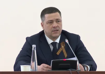 Pihkva kuberner Mihhail Vedernikov komisjoni istungil.