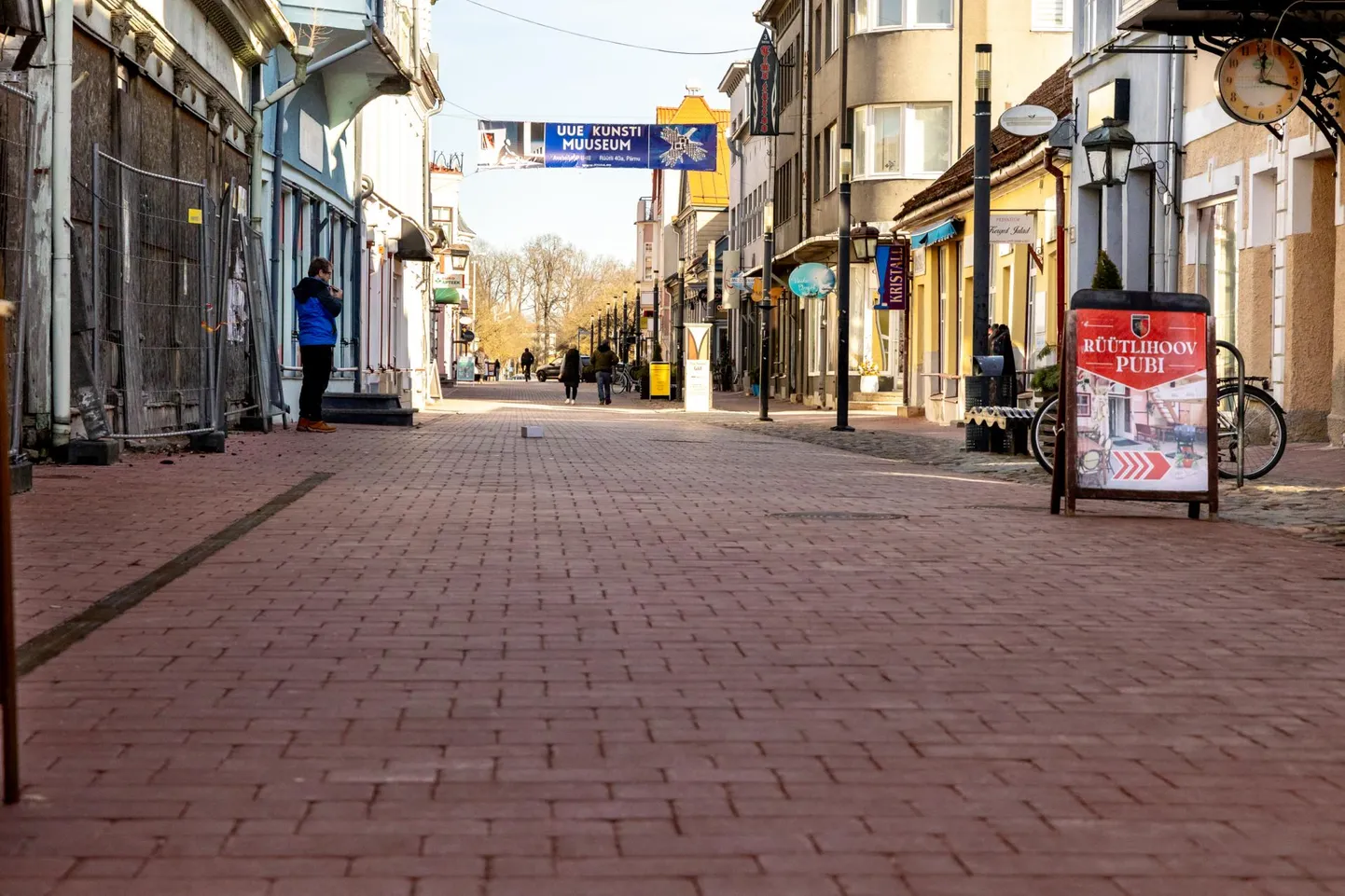 Nii Pärnus elavate soomlaste kui siia turistina saabuvate põhjanaabrite arvates võiks Rüütli tänaval rohkem elu olla.