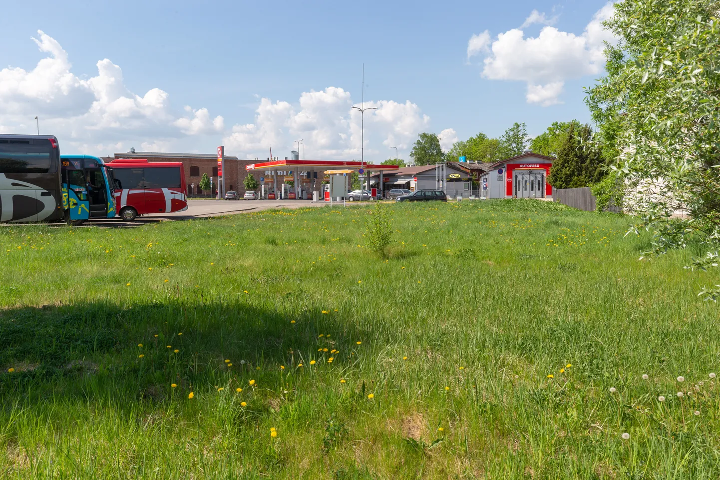 VIljandi, mai 2019. Hoonestamata maatükk VIljandi kesklinnas.