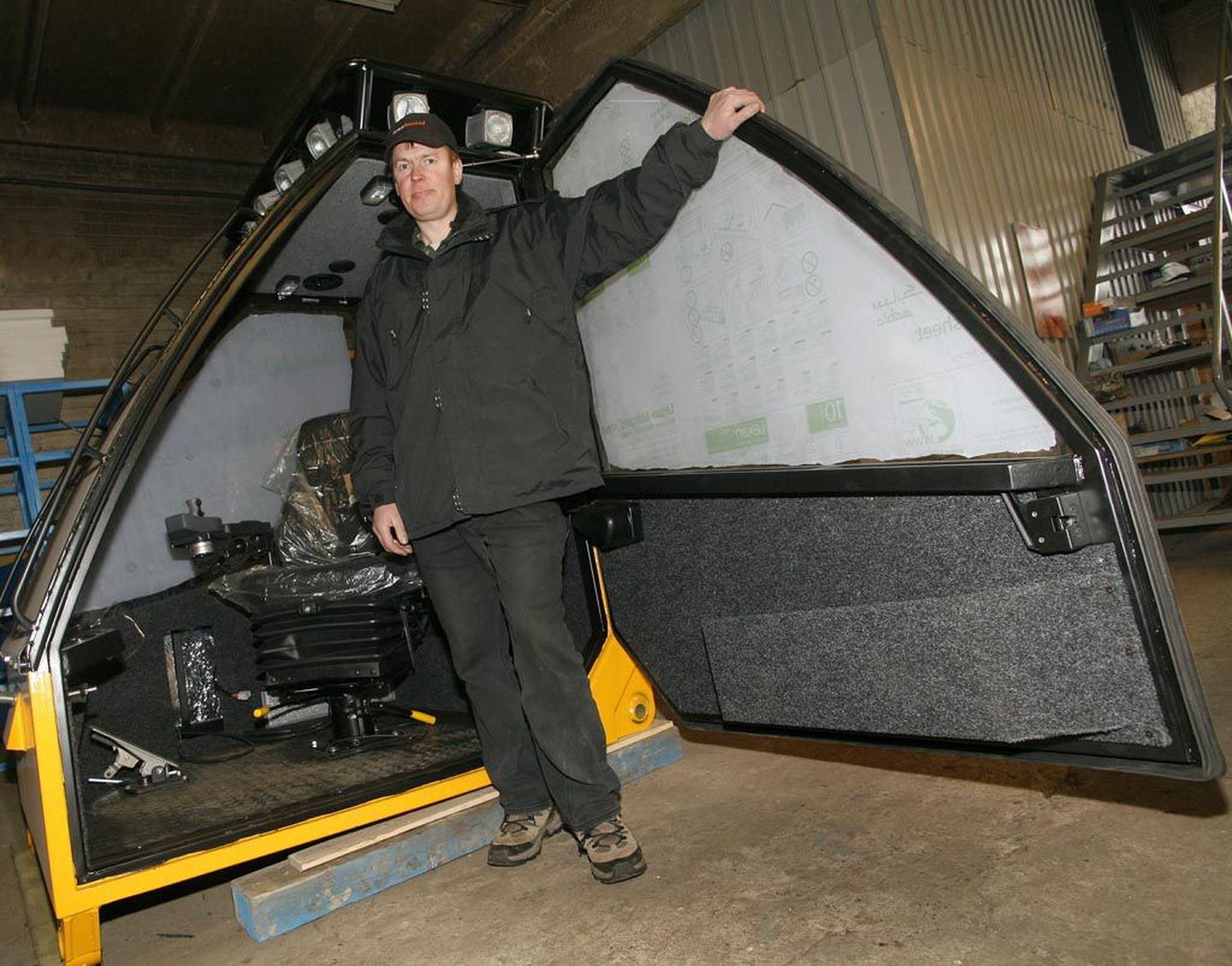 “Kõige tähtsam on komponentide valik,” ütleb OÜ Metsise juhataja Ivo Jürgenson, seistes kokkupanemist ootava langetustraktori kabiini uksel.