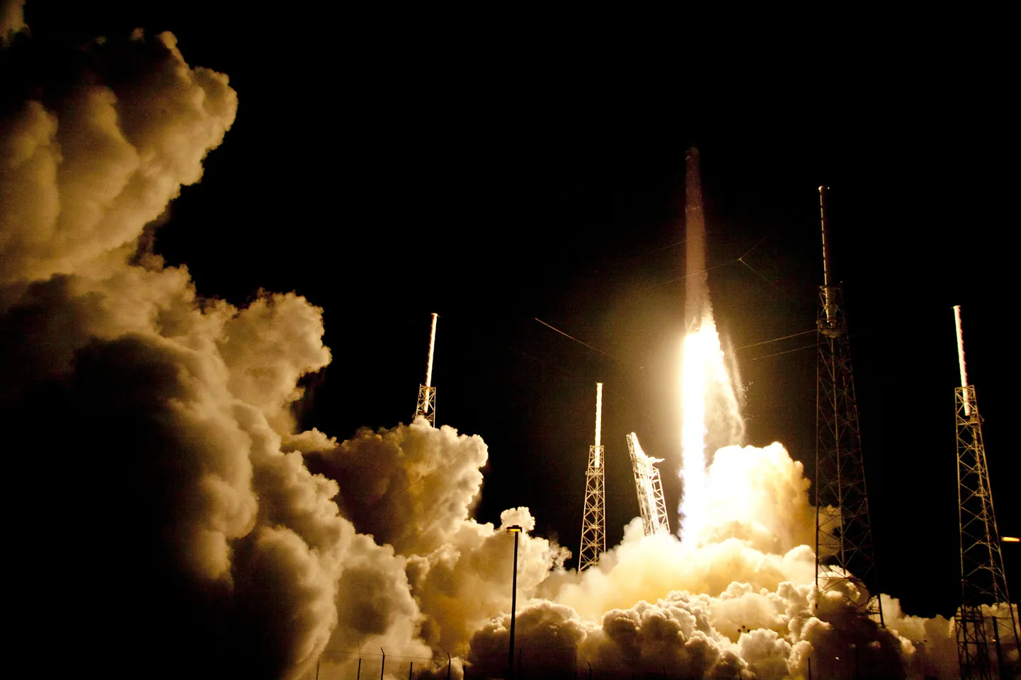 Falcon 9 raketi õhkutõus 17. juulil 2016. Pärast septembris toimunud ootamatut plahvatust katkesid lennukatsed mitmeks kuuks. Uus kosmoselend pidi aset leidma juba 8. jaanuaril, kuid nüüd on firma teatanud ka selle edasilükkumisest. Seekord on põhjuseks aga vaid ilmastikuolud.