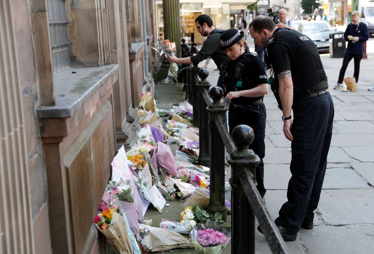 Politseinikud Manchester Arenal hukkunute mälestuseks lilli asetamas. / Darren Staples/Reuters/Scanpix