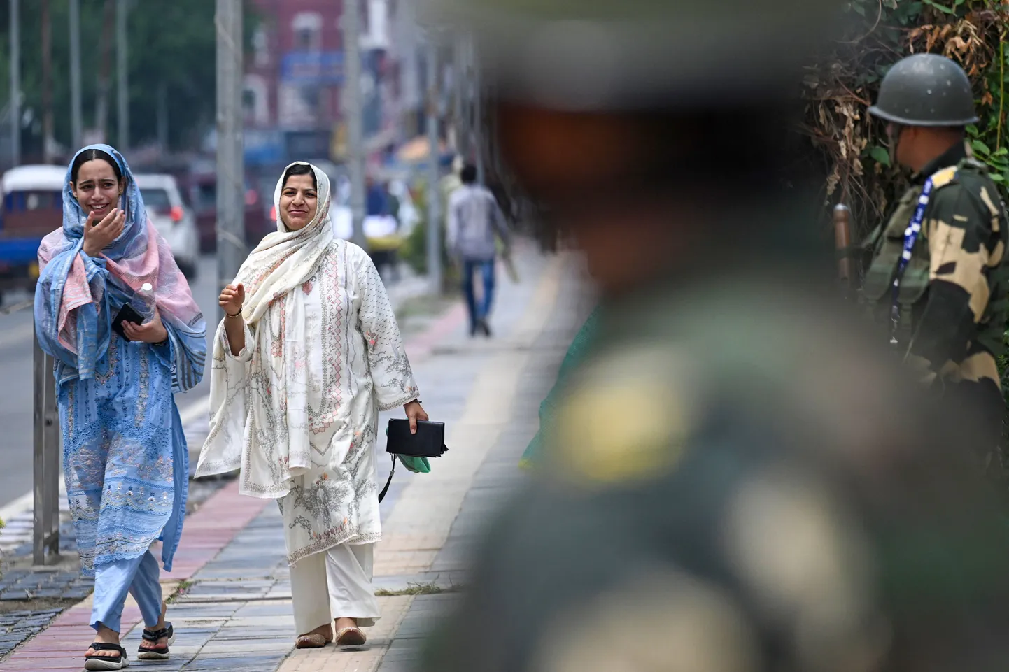 Indiale kuuluval Jammu ja Kashmiri liiduterritooriumil valvavad piirijulgeolekujõudude sõdurid Srinagari tänavatel.