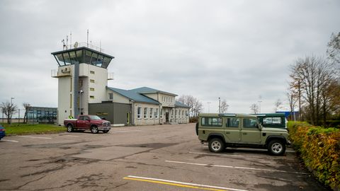 Lennujaama parkla muutub tasuliseks: "Parklas on autosid, mis on seal seisnud juba mitu aastat"