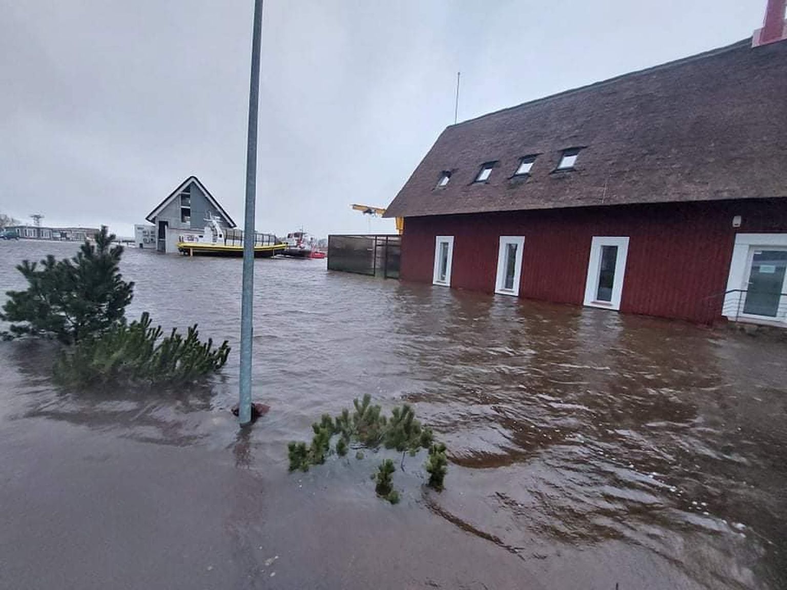 Vētras laikā Lietuvā ūdens līmenis pacēlies līdz māju logiem.