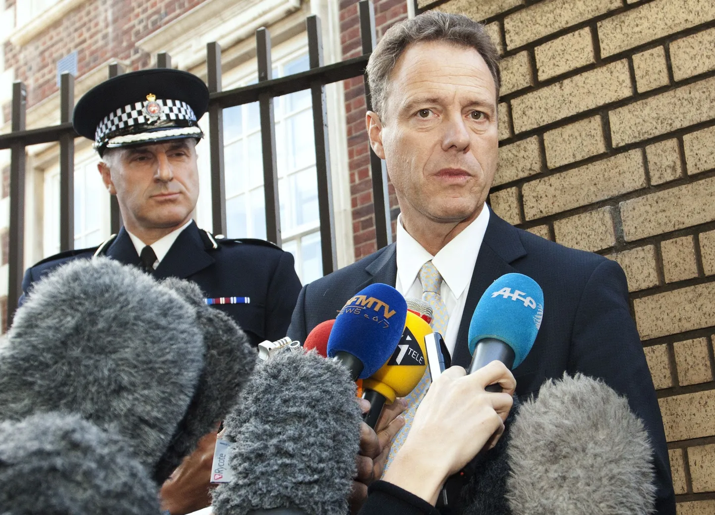 Prantsuse prokurör Eric Maillaud (paremal) ajakirjanikega suhtlemas.