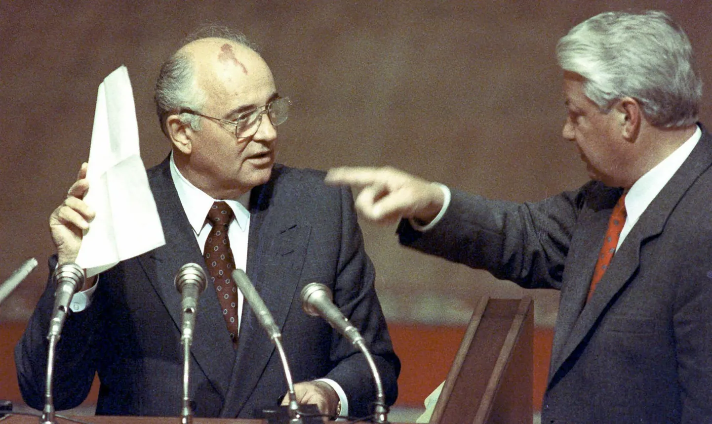 August 1991: augustiputši lõppmäng. Vanameelsete kommunistide riigipöördekatse ebaõnnestumise järel Krimmist koduarestist pääsenud Nõukogude Liidu liider Mihhail Gorbatšov hoiab 23. augustil 1991 Venemaa parlamendis esinedes käes märkmeid, mille talle on just ulatanud Vene president Boriss Jeltsin. Putši järel lahkus Gorbatšov kommunistliku partei juhi kohalt, partei tegevus Venemaal peatati.