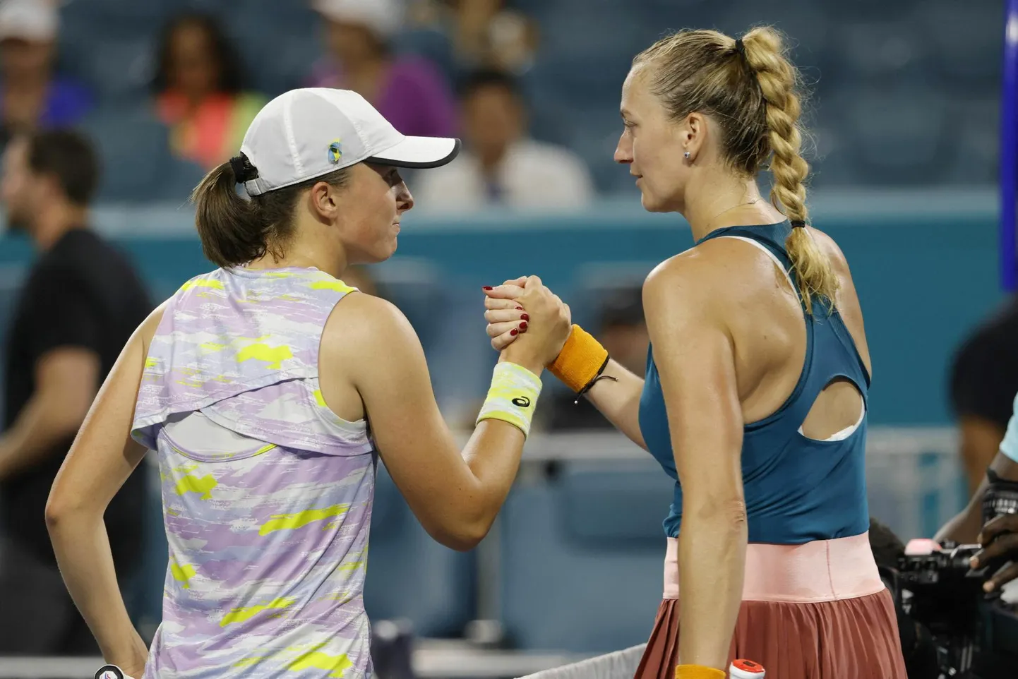 Maailma esireket Iga Swiatek (vasakul) kutsus USA lahtistel kasutatavaid naiste palle kohutavateks, kuid Petra Kvitova on jällegi öelnud, et talle need meeldivad.