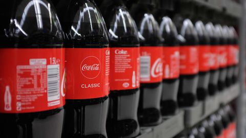 В средних школах прекратят продажу Coca-Cola с добавленным сахаром