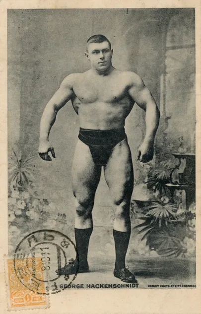 Tippvormis Hackenschmidt leidis korduvalt jäädvustamist postkaartidel ja reklaamfotodel (u 1905).