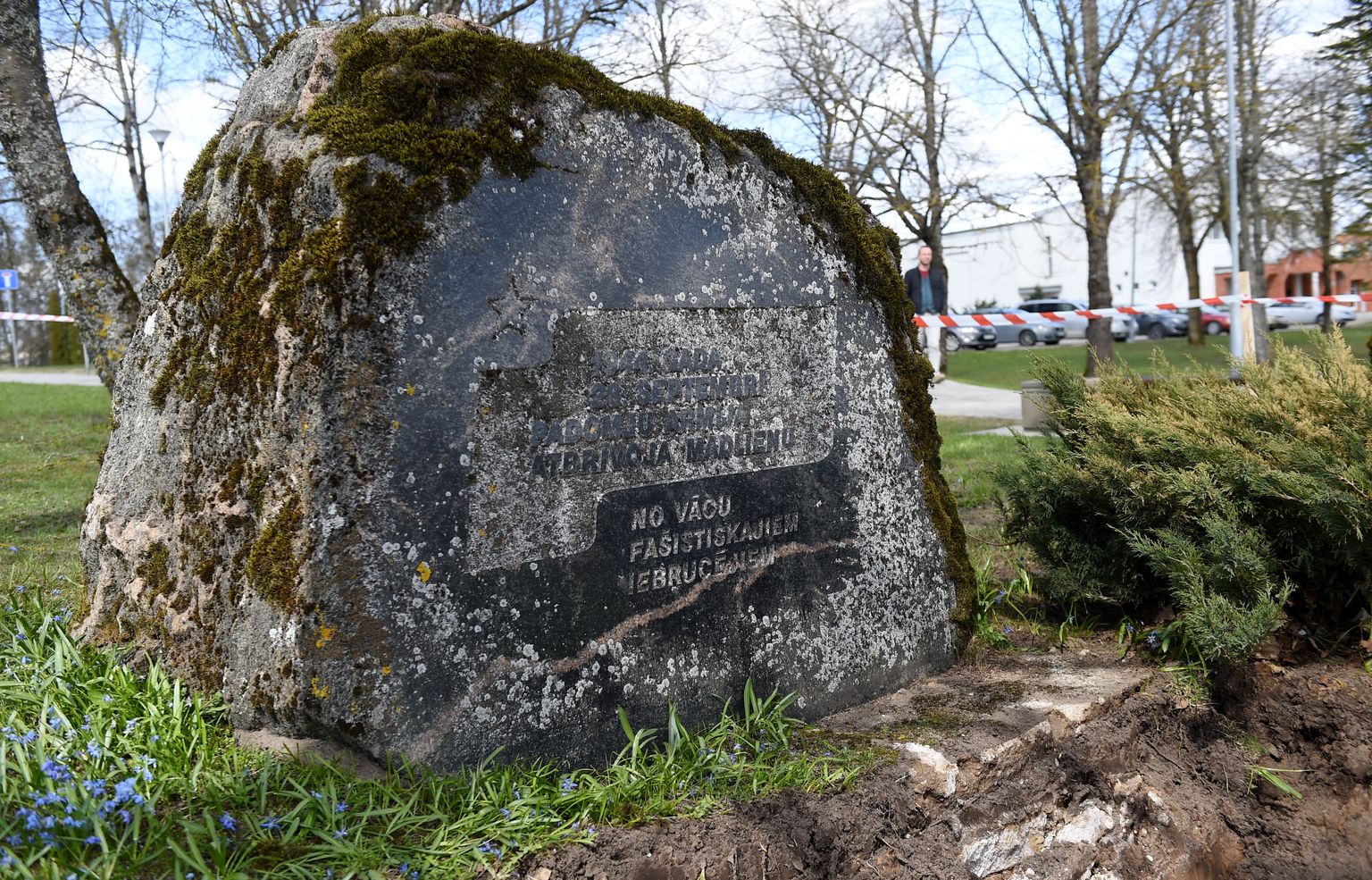 Padomju okupācijas piemineklis ar iecirstu uzrakstu "1944. gada 26.s eptembrī padomju armija atbrīvoja Madlienu no vācu fašistiskajiem iebrucējiem", kuru demontēs uz izmantos kā pamatu ceļa stiprinājumam.