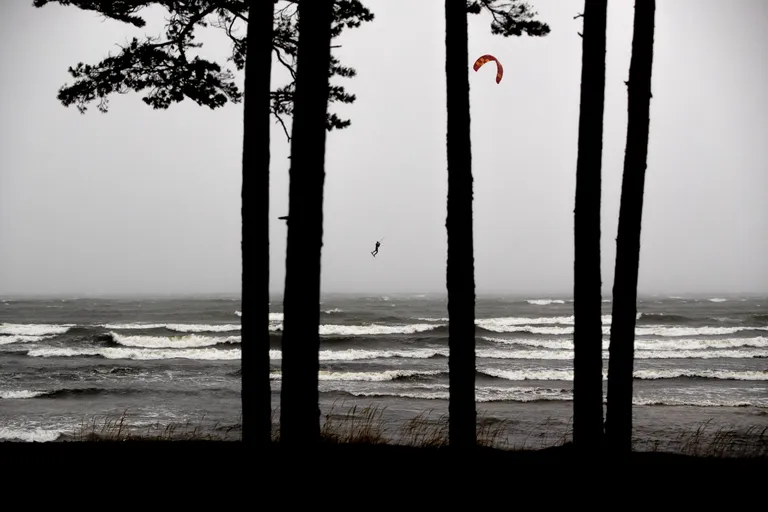 Lohesurfar tormisel merel.Oktoobri esimesel päeval toimus Vääna-Jõesuus Wave Classic 2019 surfi võistlus. Vihm, rahe ja 20 m/s tuulepuhangud muutsid võistluse eriti ekstreemseks. Pärast jõukatsumist nautisid mõned surfarid veel tormist merd.