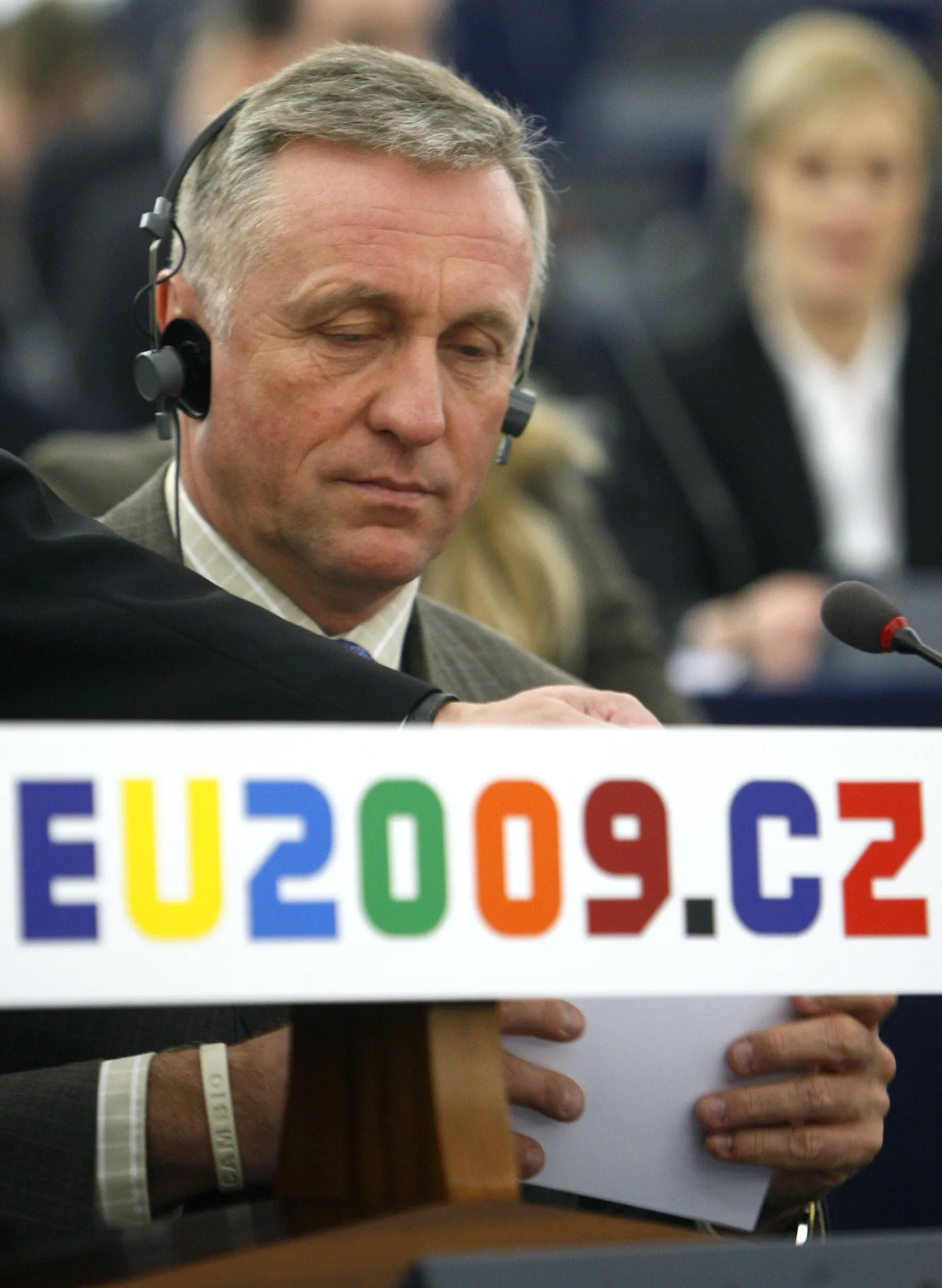 Czech Prime Minister Mirek Topolanek, whose country currently holds the rotating Presidency of EU, gets ready to address the European Parliament in Strasbourg March 25, 2009. Topolanek's minority centre-right government lost a vote of confidence in Czech parliament on Tuesday, forcing it out of office. REUTERS/Vincent Kessler  (FRANCE POLITICS)