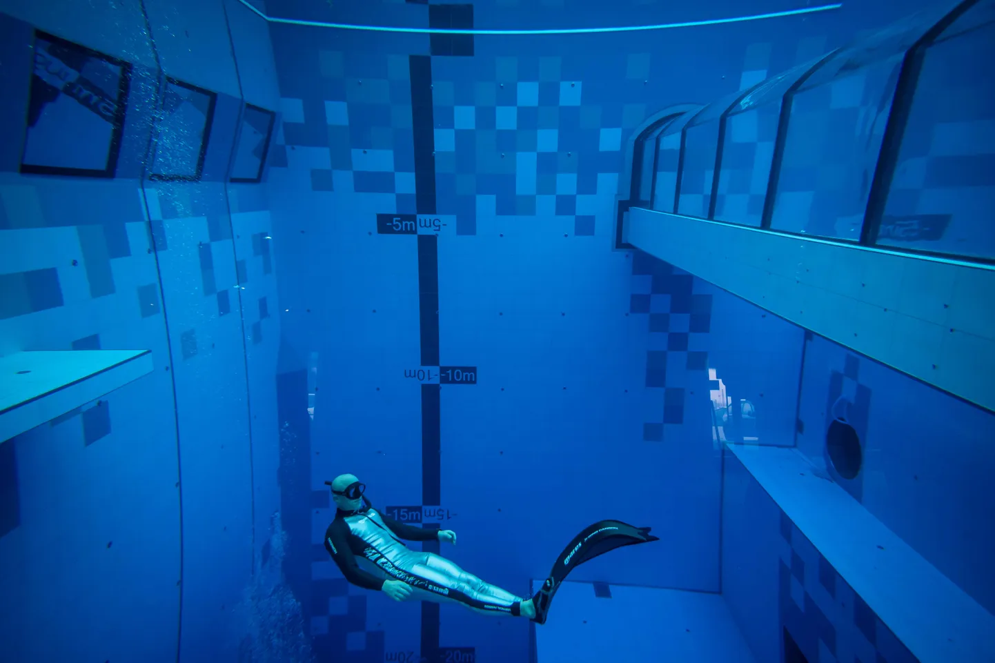 Sukelduja maailma sügavaimas sukeldumisbasseinis, mis avati Varssavi lähedal Mszczonowis.